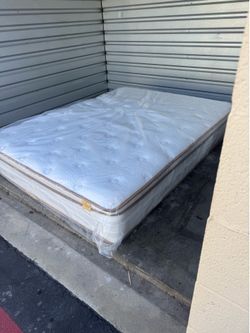 Queen hybrid pillow top mattress