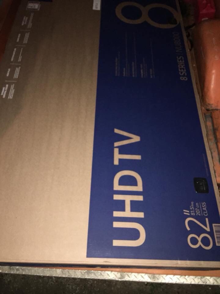 SAMSUNG 82 UHD