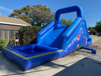 Water bounce house with pump