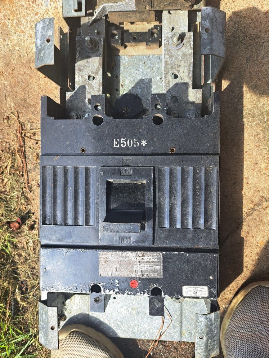 G E 400 Amp Breaker