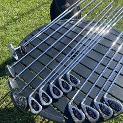 Callaway golf club set with a golf bag • Right handed