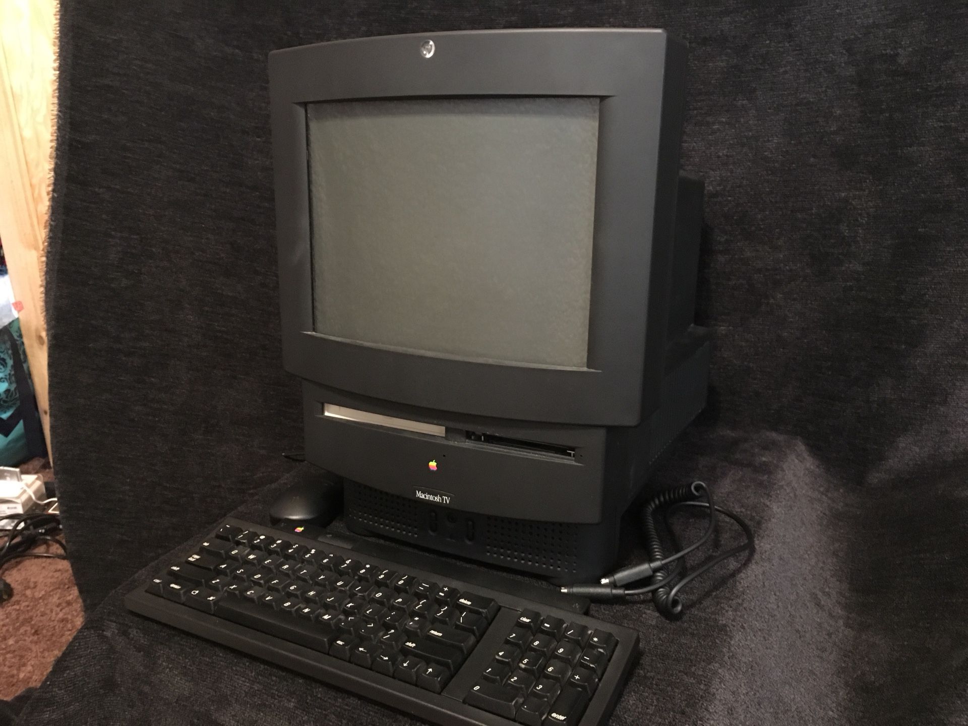 Macintosh Apple TV Vintage Black Computer M1580 with original keyboard and mouse