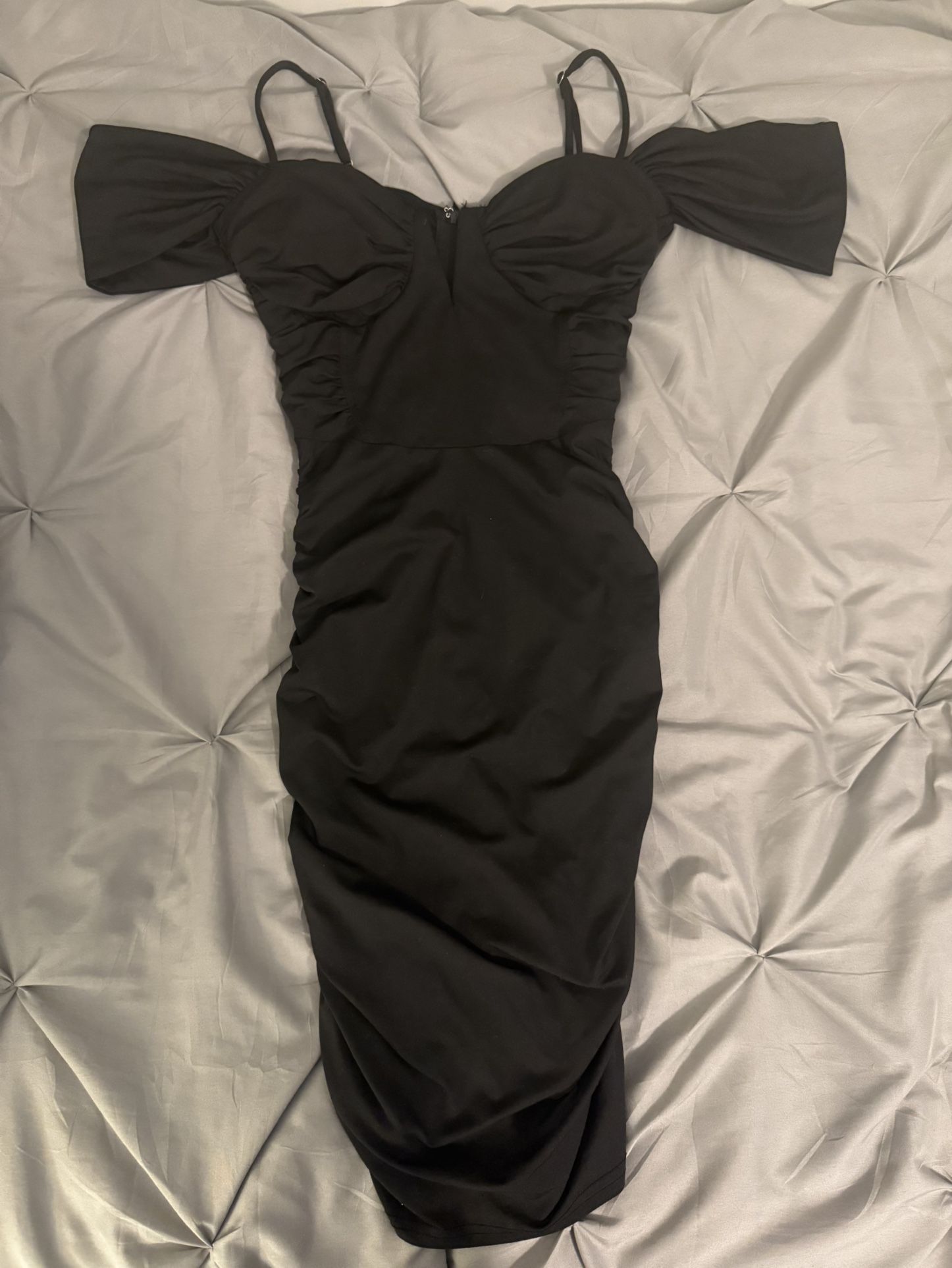Black Ruched Bodycon Dress with Sweetheart Neckline And Off The Shoulder Sleeves