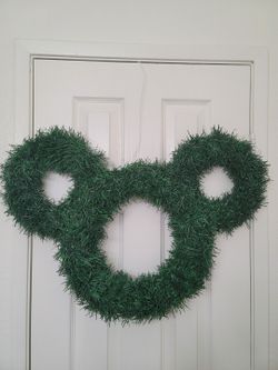 D.I.Y "Mouse" inspired holiday wreath