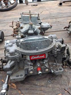 EDELBROCK CARBURETOR!! 600CFM!! 100$