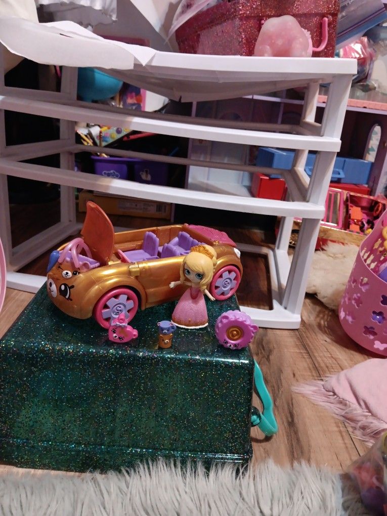 Shopkins Happy Places Royal Convertible Playset