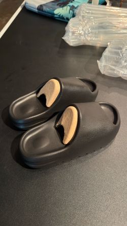 Size 7 women’s Yeezy slides brand new