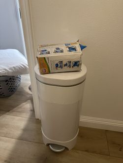Munchkin diaper pail and bags