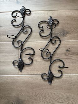 2 decorative sconces
