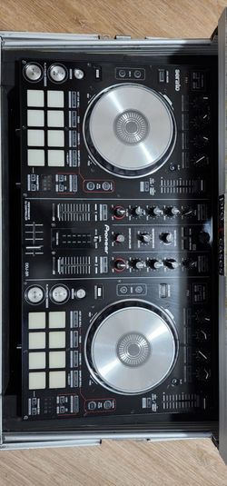 Pioneer ddj sr controller with case I bought it brand new dont use it just sitting at home no scratch no damage