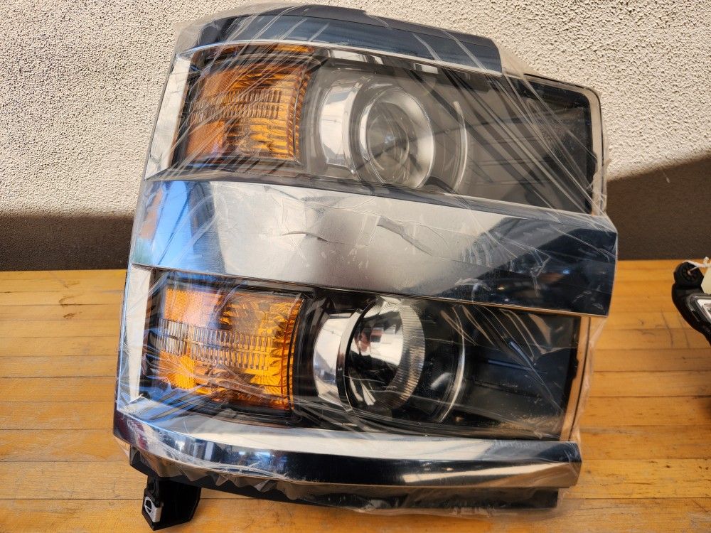 2015-2020 Chevy Silverado 2500 HD Right Headlight OEM✅️