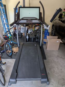 NordicTrack X32i incline treadmill - LIKE NEW
