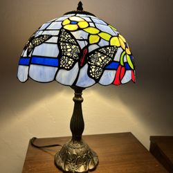 Vintage Tiffany Style Stained Glass Butterfly Motifs Table Lamp Accent Decor Lighting Collectible 