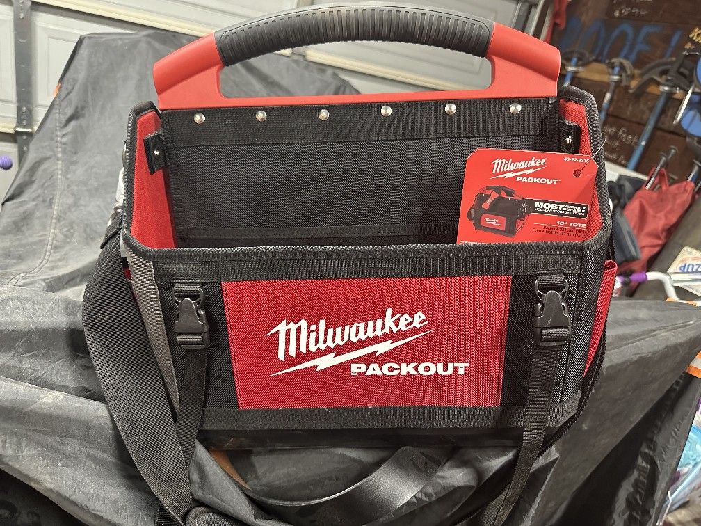 Milwaukee 15 in. PACKOUT Tote