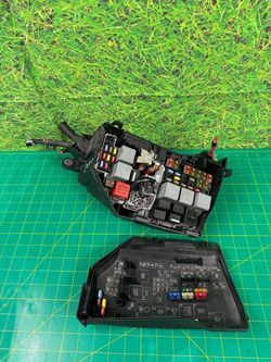 12-15 LAND RANGE ROVER EVOQUE ENGINE FUSE RELAY BOX  OEM