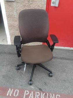STEELCASE LEAPS V2 LIKE NEW 3D KNIT BACK MESH