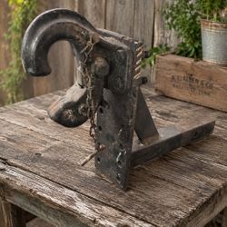 Pintle hook Hitchwith a locking latch.