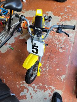 Razor Dirt Rocket Ride( 2, 12v Batteries)