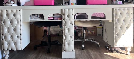 Nail desk