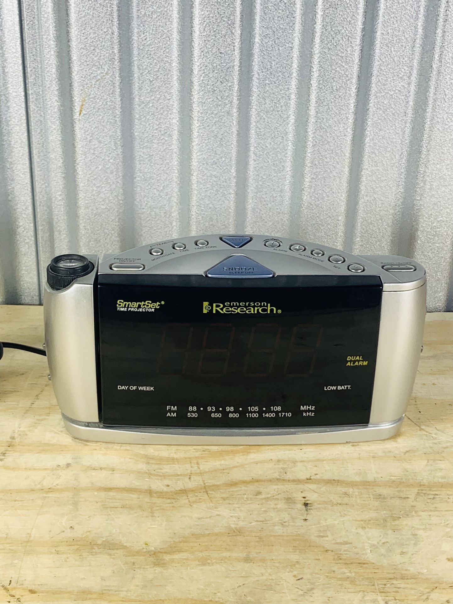 Emerson Research CKS3528 SmartSet Projector Dual Alarm Digital AM/FM Clock Radio