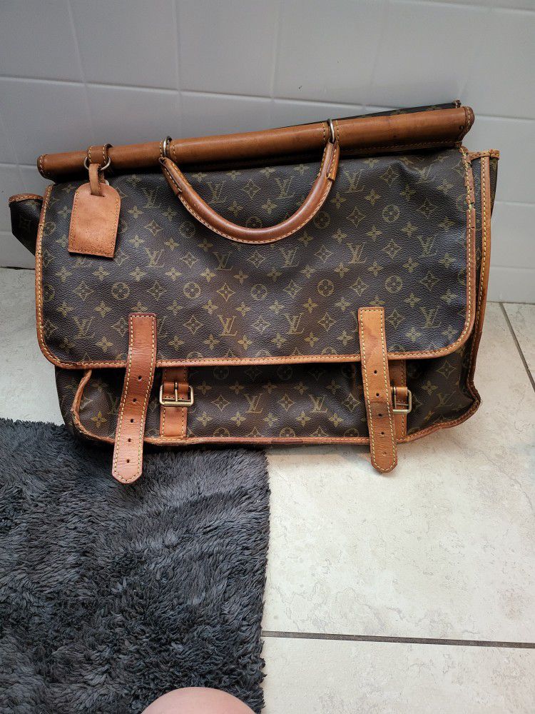 Louis Vuitton. Briefcase and luggage. Bag.