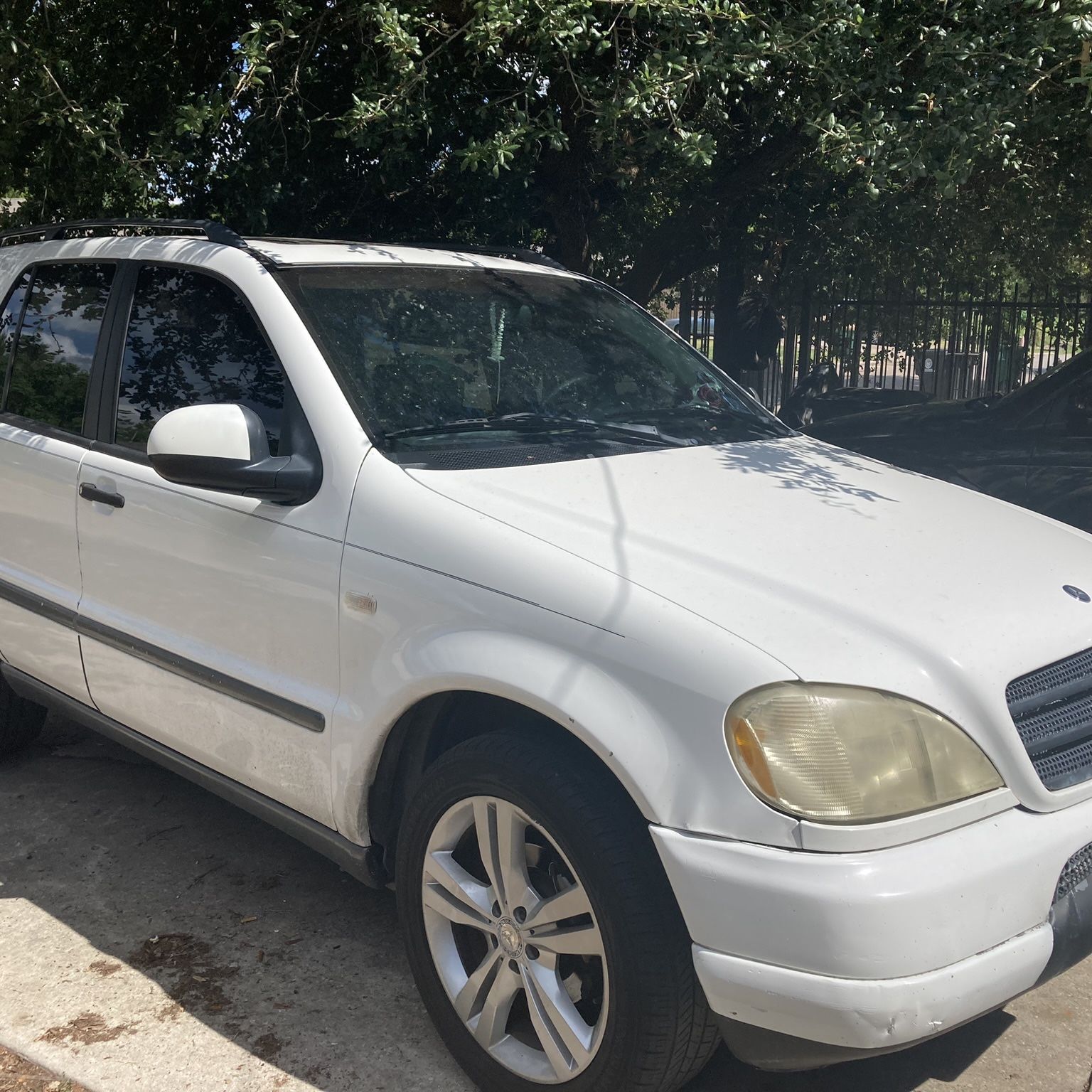 White 1999 Mercedes Benz ML 320 (SALE FOR PARTS)