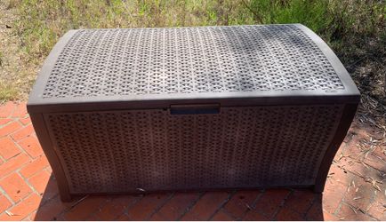 Suncast 99- Gallon outdoor storage deck box