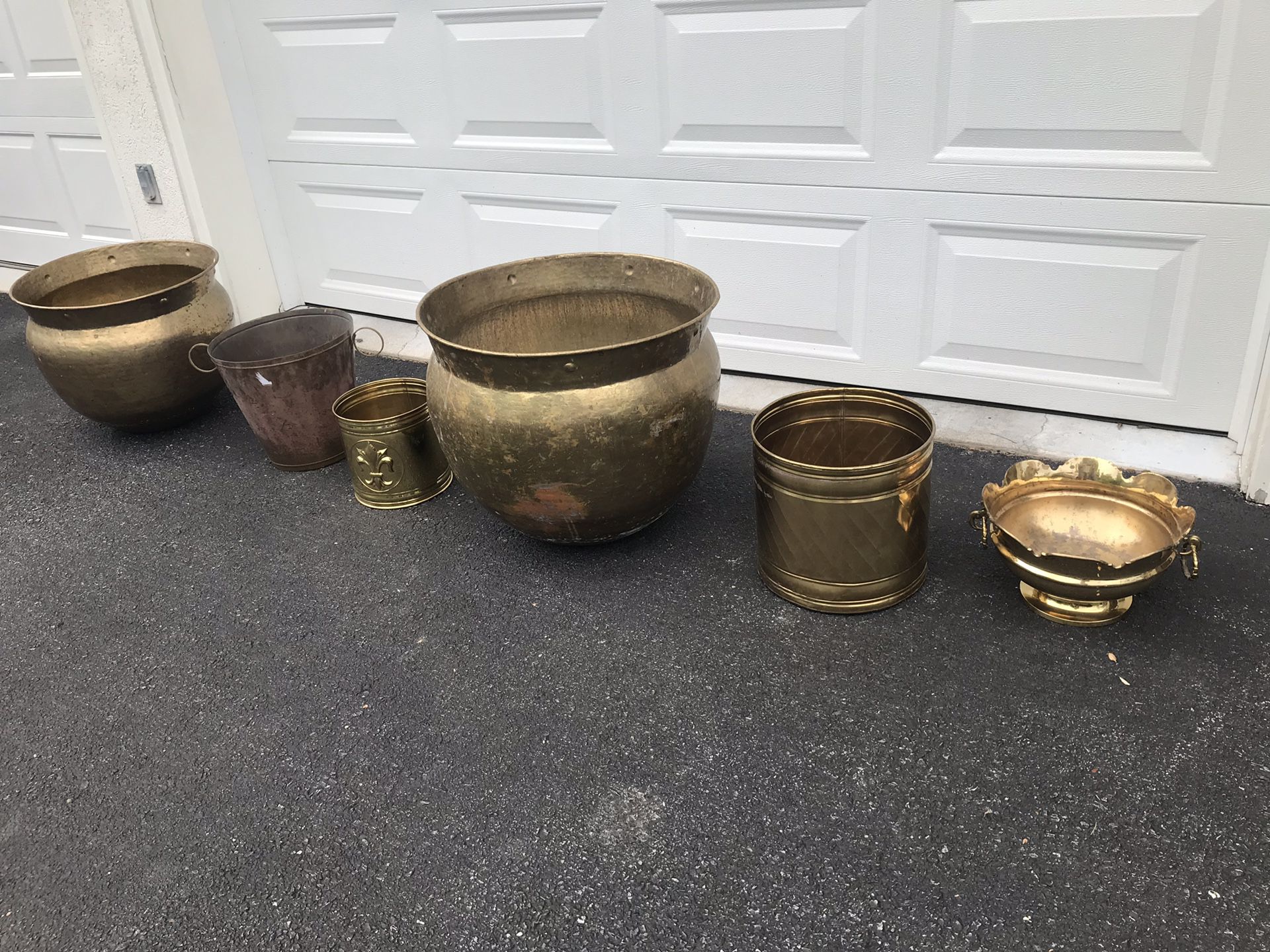 6 brass planters/pots