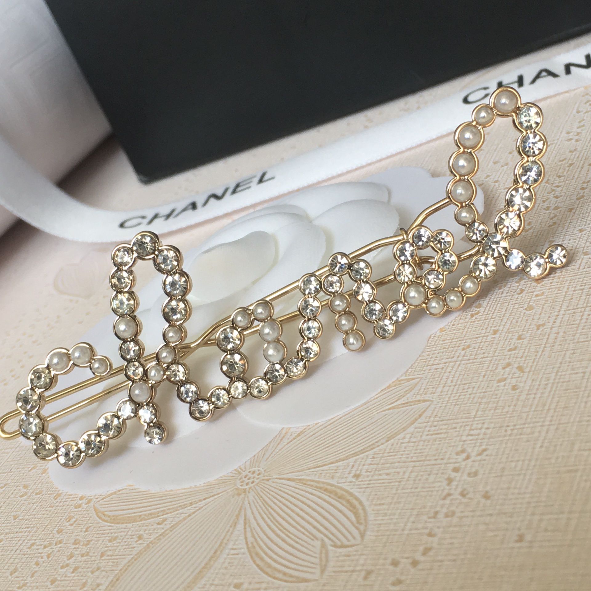 Open-box Chanel Pearls Hair Clip CC Logo Gold Letters Diamond