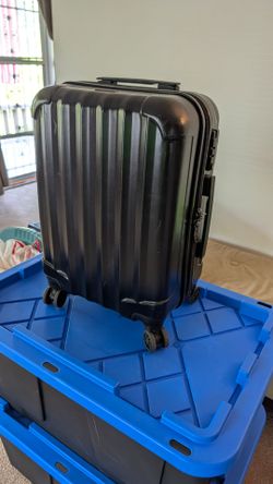 Hard side carry on roller suitcase
