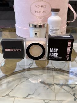 HUDA BEAUTY  Easy Bake Blurring Loose Baking & Setting Powder💕