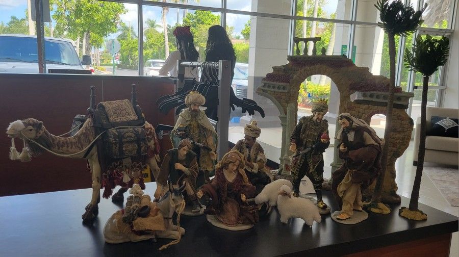 Members Mark 2005 Large 13 Piece Hand Painted Porcelain Nativity Set –Vintage Rare