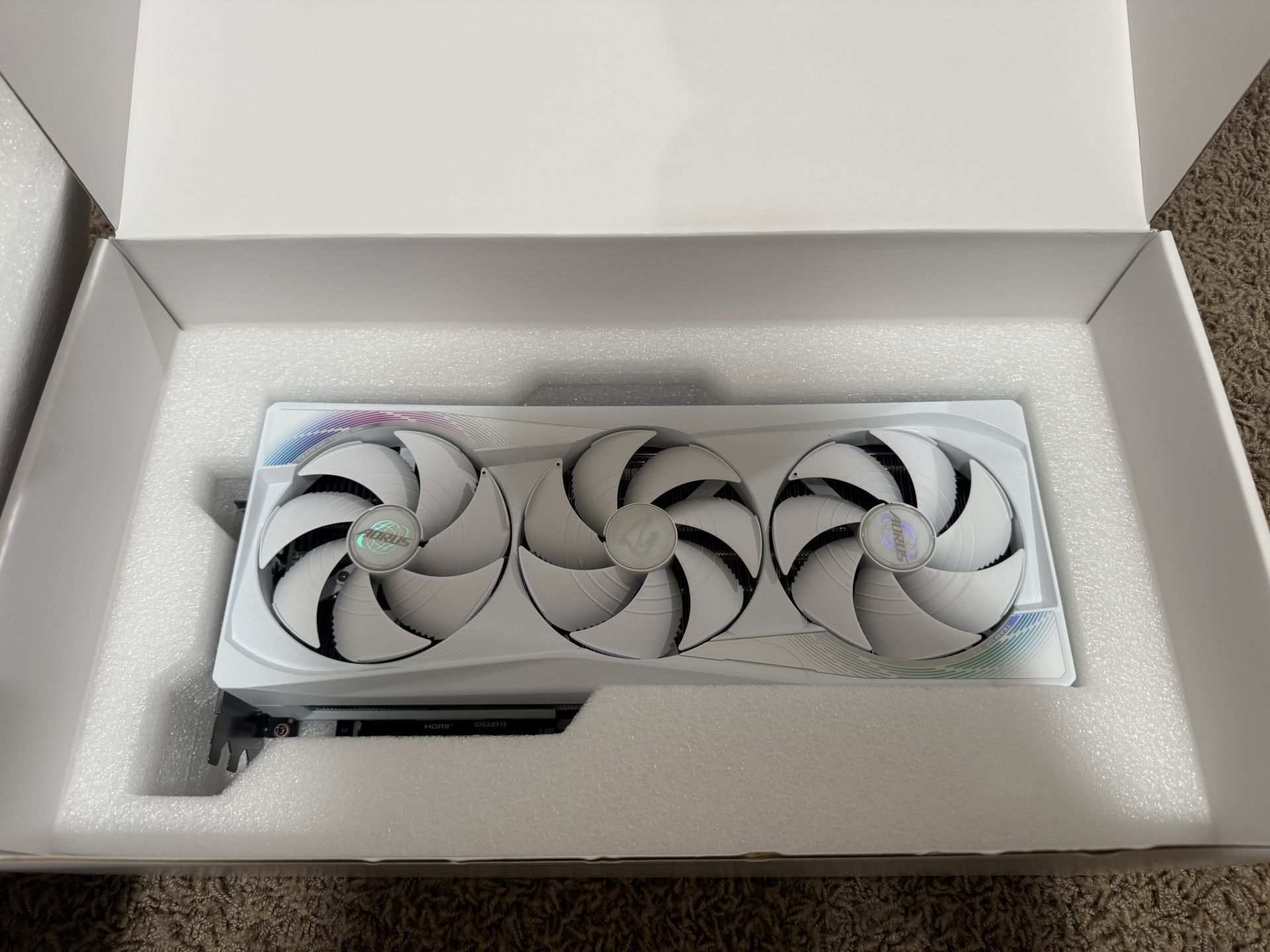 GeForce RTX Aorus master 5090 Ice edition