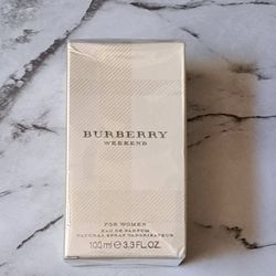 NEW & SEALED BURBERRY WEEKEND WOMAN'S PARFUM SPRAY 40$