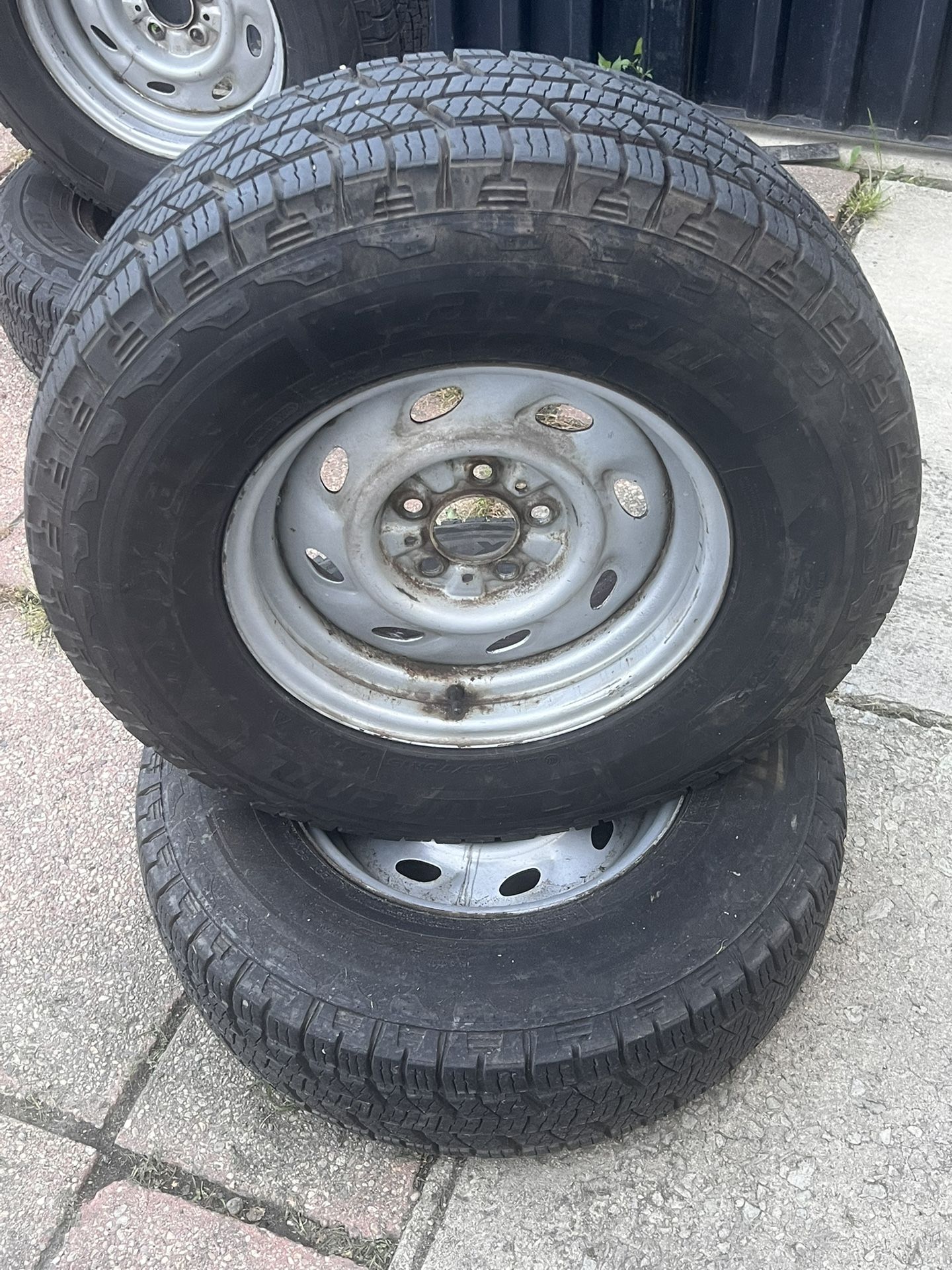 TIRES SIZE 235 /75r15