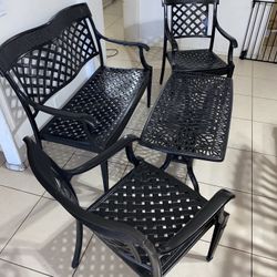 4 Pieces Patio Outside Furniture Like New