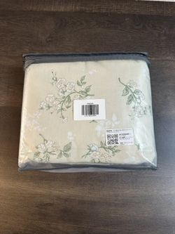 New, quality fabric, queen size duvet cover with two pillowcases 