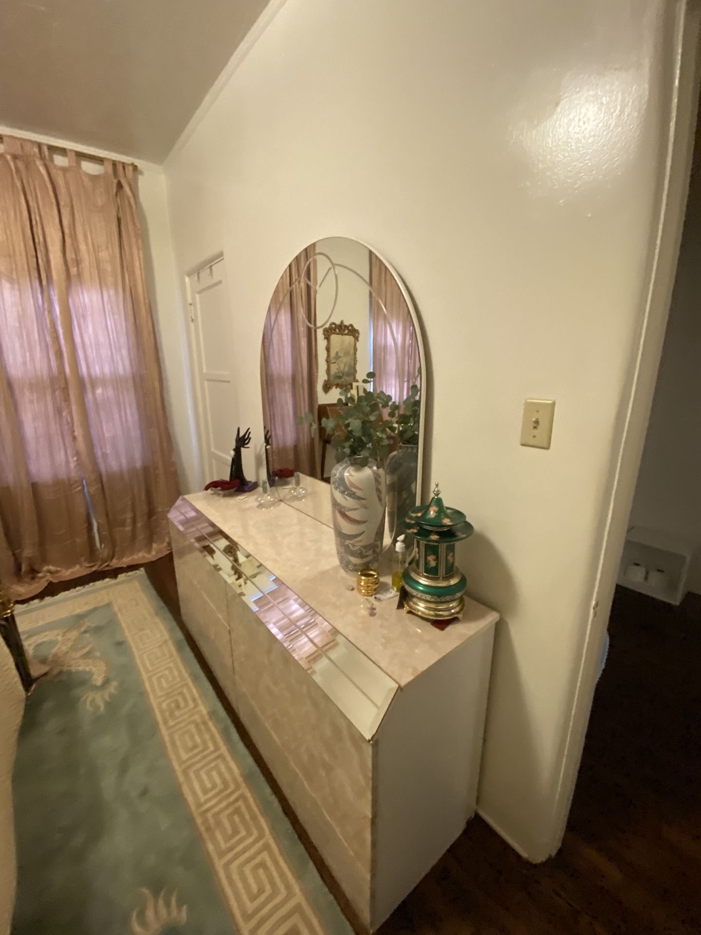 Vintage 80s Dresser with Rounded Mirror – Spacious Drawers