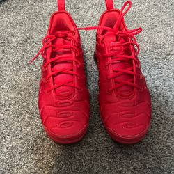 Red nike Vapoaxes Size 10.5