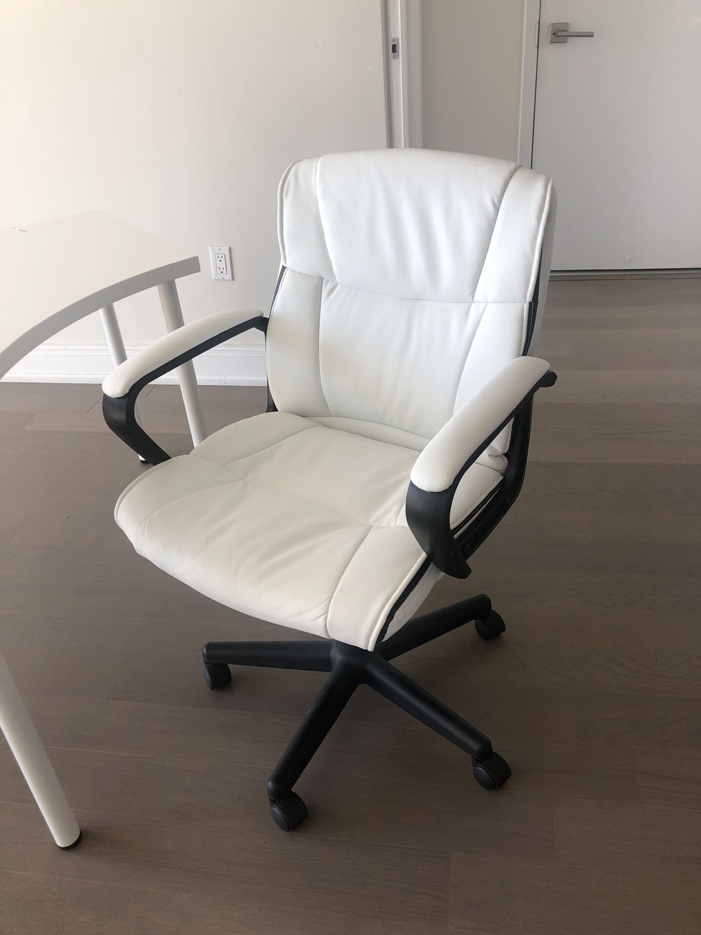 AmazonBasics Leather-Padded, Ergonomic, Adjustable, Swivel Office Desk Chair with Armrest, white