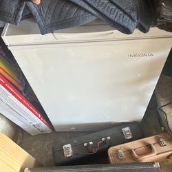 DEEP FREEZER FRIDGE 5.0 CUBIC INSIGNIA