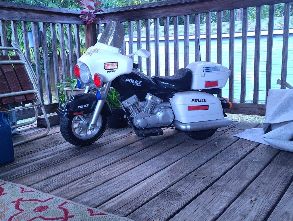 2 Police Motorcycles Identical Come 2 Batteries Very Good Condition