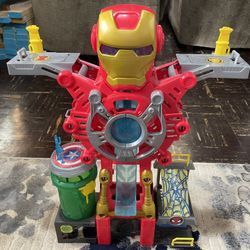 Iron Man Play Set for Miniature Marvel Figures