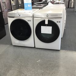 New Scratch And Dent Samsung Front Load Washer And Dryer Set. 1 year Warranty 