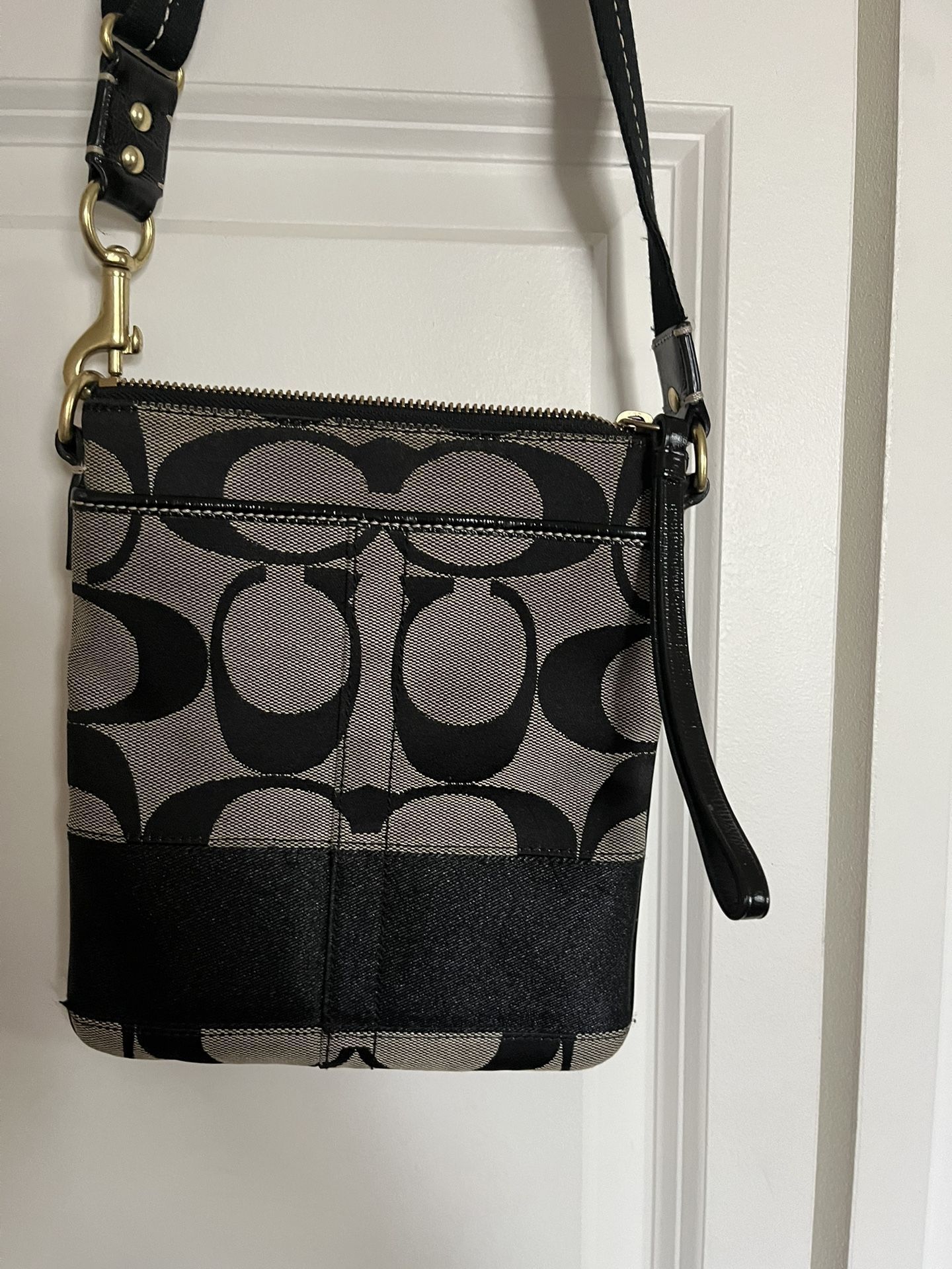 It’s Very Nice Coach Bag The Color Of Is Black And gray It’s Cross Body Bag