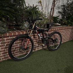 2001 gt dhi race mountain bike