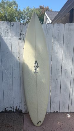 Surfboard 6’8” round tail tri fin