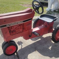 VINTAGE 1983 ERTL INTERNATIONAL TRACTOR PEDAL CAR MODEL 404