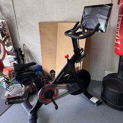 🔥 Peloton Bike + 2 Shoes – Excellent Condition! 🔥