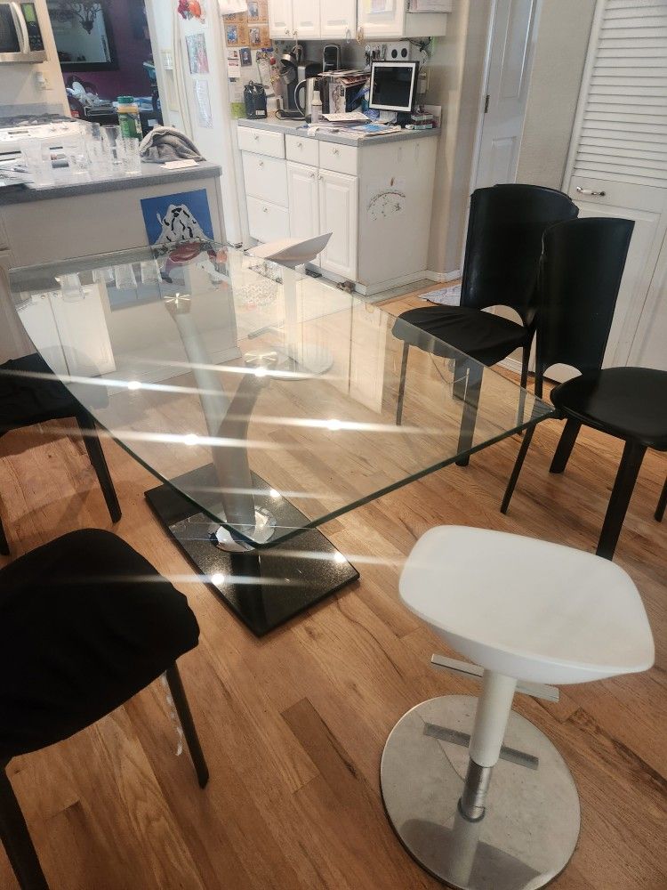 Glad Dining Table